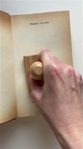 Ex libris escudo con pluma: un homenaje a los escritores ✍️