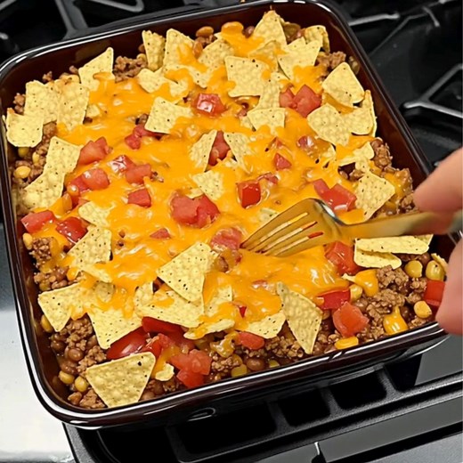 Mexican Fiesta Casserole Ingredients: 1. 1 pound lean ground beef 🥩 2. 1 can (15 ounces) Ranch Style beans 🥫 3. 2 cups tortilla chips, crushed 🌽 4. 1 can (10 ounces) Ro-tel tomatoes 🍅 5. 1 onion, chopped 🧅 6. 2 cups shredded cheddar cheese 🧀 7. 1 packet taco seasoning 🌮 8. 1 can (10.5 ounces) cream of chicken soup 🍲 9. 1 cup water 💧 10. Sour cream, for serving 🍶 11. Salsa, for serving 🍅 Directions: 1. Preheat Oven: 1.1. Preheat your oven to 350°F (175°C). Grease a baking dish with coo