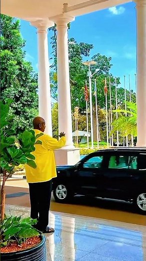 PRESIDENT WAVES TO A SSD COMRADE