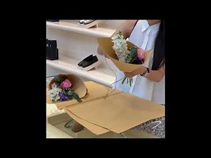 Tutorial on Wrapping a Bouquet in the French Style.