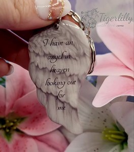 #fiverfriday #fiverfridaydeal #fiverfridaydeals #keepsakekeyring I've not done a fiver Friday before but have lots asking for more affordable keepsakes for christmas gifts x So here we are ❤ £5 which includes 1st class postage! (Please bare in mind there are delays with royal mail at the moment). An absolute bargain! They are on the website now with a limited number available. They will not be available at this price again x Www.tigerlillywithlove.com | Tigerlilly with love