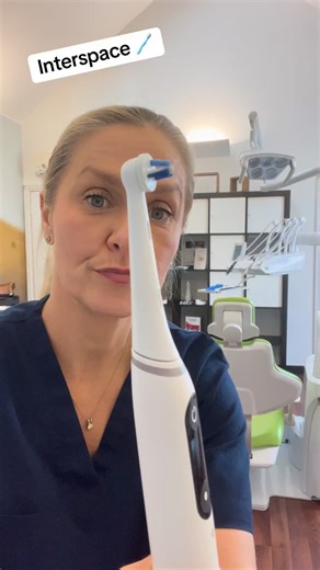 🪥 Struggling to reach those tricky spots? The interspace head is your secret weapon! Perfect for: 👉 Around wisdom teeth 👉 Cleaning braces and brackets 👉 Reaching those tight back teeth Small head, big impact on your oral health! 💪✨ #oralhealth #electrictoothbrush #wisdomteeth #braces #mouth #dentalhygienist #brushyourteeth #dentaltipsandtricks #teeth | The Helpful Hygienist