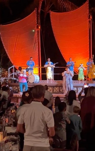 Mickey Mouse’s Surprise Dance at the Aulani Luau | Traditional Hawaiian Hula Dance #hawaii #disney