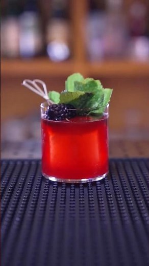 The Black Swan | Gin & Blackberry Elegance 🦢