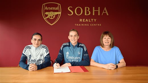 Alessia Russo signs new deal
