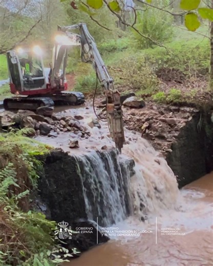 ¿Sabías que la demolición de azudes no agrava las inundaciones? Los azudes son pequeñas estructuras que elevan el nivel del agua en los ríos para facilitar su captación, pero no almacenan ni regulan caudales. A diferencia de las presas, carecen de capacidad para laminar avenidas o mitigar crecidas 👉 Por eso, mantener o construir azudes no reduce los riesgos de inundación, sino que puede aumentarlos: al elevar la lámina de agua y porque, en caso de crecida, pueden romperse y arrastrar sedimentos