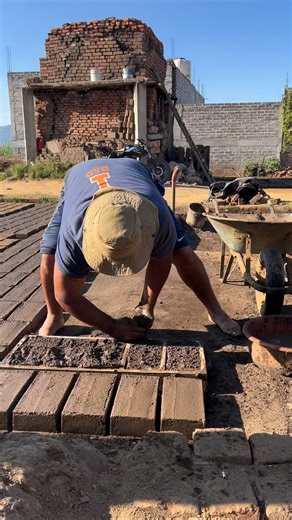 24K views · 7.3K reactions | El patrón haciendo ladrillos #alexsalgadoelviejon #ladrillero #tabiqueros #Yuriria | Alejandro Lopez Salgado | Facebook