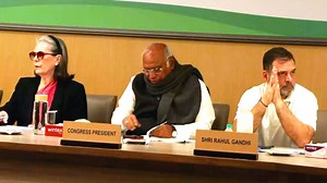 Sonia, Rahul Gandhi lead Congress CWC meet; Siddaramaiah, Shashi Tharoor join