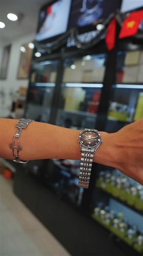 Trong clip là 2 mẫu Longines Record Collection 40mm – lựa chọn rất đáng tiền trong phân khúc dresswatch Thụy Sĩ. ⌚ Longines Record Collection – Ref L2.821.4.57.2 – Mặt xanh trầm, đeo sang tay – Máy Automatic Cal. L888.4 – Chronometer COSC – Trữ cót ~ 72 giờ 💰 29Tr (FULL SET) | 28Tr (Thiếu) ⌚ Longines Record – Ref L2.821.4.56.6 – Mặt đen cổ điển, dễ phối đồ – Size 40mm, đeo cân tay 💰 25Tr 🔹 Điểm chung: – Size 40mm nam tính – Thiết kế Record Collection chuẩn mực – Máy Thụy Sĩ ổn định, chính xác