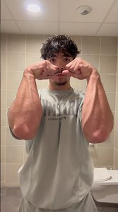 Devinez la taille des bras 🫵🏼 ludo10 sur Gymshark 🦈 #gymrat #gym #gymlife #viral
