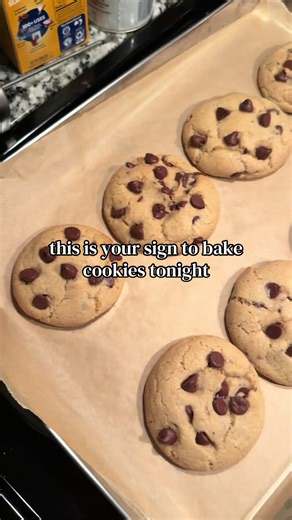 Sometimes you just need warm chocolate chip cookies 🤍🍪 Crispy edges, soft centers, and plenty of chocolate. Save this recipe for the next time the cookie craving hits. Chocolate Chip Cookies Ingredients • 1⅓ cups (170g) all-purpose flour • ½ tsp baking soda • ½ tsp baking powder • ¾ tsp salt • ½ cup (112g) unsalted butter, melted & cooled • ½ cup (100g) light brown sugar, packed • ½ cup (70g) granulated sugar • 2 tsp vanilla extract • 1 large egg • 1½ cups (250g) semisweet chocolate chips Inst