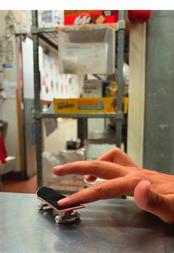 Absolutely loving the low boxy mold, using some risers pads until my fatter wheels come #fingerboard #fingerboarding #fingerboardingisfun #fingerboards #fyp