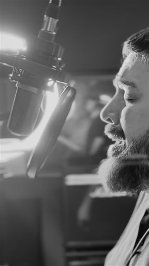 ＥＭＩ ＦＥＧＧＥＲ on Instagram: "“Cry me a river”, Ella Fitzgerald Y un día llegó @marianfossati con esta idea. Con la generosidad que la caracteriza me invitó a formar parte de un disco de jazz junto a hermosos colegas. Me dijo: mira que tus músicos serán Rich Syracuse, Jeff “Siege” Siegel y @aledemogli. El resto de la historia es solo Felicidad absoluta. Gracias 🙏🏻 y gracias al equipo de sonido de @terciariotamaba Gracias @esmeraldaruffilli por registrar este momento de manera tan mágica y por acom