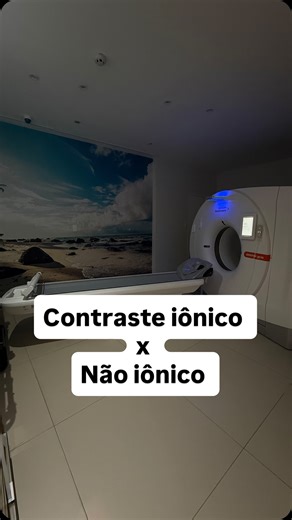 Giulia Amorim | BIOIMAGEM on Instagram: "💉 Contraste iônico × não iônico: qual a diferença? Na tomografia, o tipo de meio de contraste faz toda a diferença na segurança do paciente. 🔹 Contraste iônico - Se dissocia em partículas com carga elétrica - Alta osmolaridade (6 a 8x maior que o plasma) - Maior risco de reações adversas e 🔹 Contraste não iônico - Não se dissocia em cargas elétricas - Baixa osmolaridade (semelhante ao plasma) - Mais seguro e o mais utilizado atualmente 💬 Ficou alguma