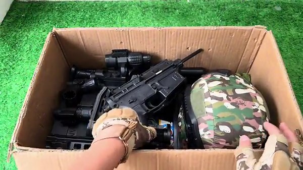 Special police weapon toy set unboxing, SLR rifle, shield, tactical helmet, UZI submachine gun,Glock
