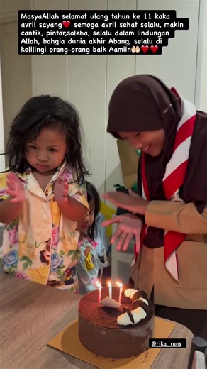 MasyaAllah incess bangun2 ikut ngerayain ultah kk Avril❤️ mana pinter banget lagi tepuk tangannya❤️ #lily #princesslily #ranaima #raffinagita1717 #cantik