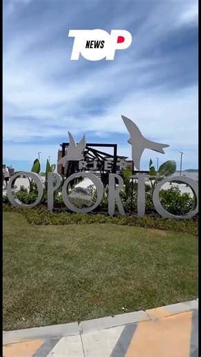 TopNews on Instagram: "O Píer Oporto, recém-inaugurado em Meia Praia, em Itapema, já se tornou um dos pontos turísticos mais comentados de Santa Catarina. Com cerca de 300 metros avançando sobre o mar e mais de 18 mil metros quadrados de área construída, o empreendimento chama atenção pela arquitetura moderna, pela proposta inovadora e pela experiência completa oferecida a moradores e visitantes ￼. O grande destaque do complexo é o Hard Rock Cafe Itapema, considerado inédito na América Latina. A