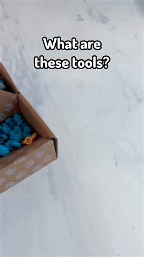 Comment BUILD for the toolkit we used from @makedo… it makes cardboard projects feel next-level! If you know a kid who loves building forts, PLEASE share this with their grown-ups. This is the kind of idea that literally keeps kids busy for hours and sparks so much creativity. Plus Makedo’s Black Friday Sale is on now with 20% off*, so it’s a great time to stock up on gifts! The kids put the makedo tools to work and ended up building a coolest cardboard cabin! Real doors with handles, picture fr