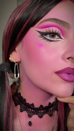 Draculaura 🩷🦇 #monsterhighmakeup #draculaura #draculauramakeup #halloweenmakeup #tiktokbeauty #cosplay #makeuptrend #halloween2023 #monsterhigh
