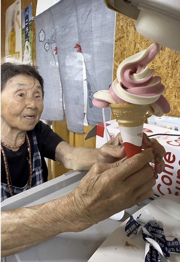 おばあちゃんの芸術的なソフトクリーム🍦👵 Grandma’s Artistic Soft Serve 🏠 しんちゃんの店 🏠 Shin-chan’s Shop 🚃 近鉄 塩浜駅：Kintetsu Shiohama Station 🍦 ソフトクリーム（名物！）：300円 🍦 Soft‑serve Ice Cream (Signature!!): $2 📍 〒510-0863 三重県四日市市大字塩浜4101‑1 (4101‑1 Ooaza Shiohama, Yokkaichi‑shi, Mie‑ken 510‑0863, Japan) #ソフトクリーム #softserve