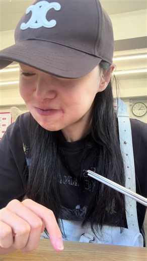 大早上就出来觅食了 嘴角一直在治疗呢（所以有点红，是这个原因嘿嘿） | bối vy vy trịnh sảng