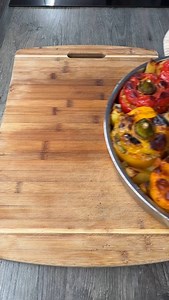 Gemista – Gefüllte Paprikaschoten nach griechischer Art 🇬🇷 Saftige Paprika, würzige Reisfüllung, frische Kräuter und Kartoffeln – das perfekte mediterrane Gericht! Einfach zuzubereiten und ein echtes Highlight für jeden Anlass. Serviert mit zerbröseltem Feta für den authentischen Geschmack Griechenlands. 🇬🇷 Zutaten: * 8 Paprikaschoten * 3 Fleischtomaten * 4–5 Kartoffeln (Für eine Form ca. 40 x 40 cm) Für die Füllung: * 4 EL Olivenöl * 350 g Reis * 400 ml Gemüsebrühe * 2 Knoblauchzehen, gehac