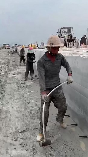 🔨#rockspliting #rocksplitting #worksinstone #quarry #hammer