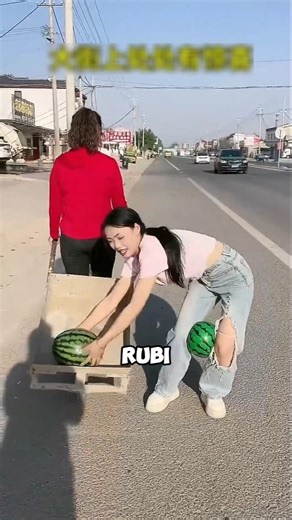 Ho rubato di nascosto l'anguria della mia amica 🍉😂 #shortvideo