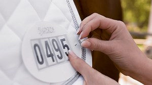 Always the same question... where to put the start numbers?🤓 Once you have found an optimal place, the start numbers do not hold as desired or even disturb the horse. This is now a thing of the past: our ESKADRON QUICK-PIN start numbers are finally back💡 You can easily fix the start numbers with the four pins to your favorite saddle pad, without any further preparations. The numbers are dirt and dust resistant and are packed in a practical bag for easier storage. Let's get ready for your next 