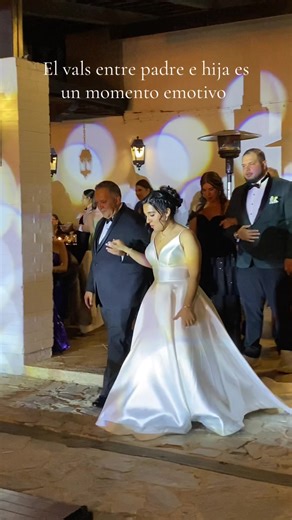 El vals entre padre e hija es un momento emotivo y tradicional en la boda, pero que tu papá escriba la letra de la canción es lo más! #boda #papaehija #amoryrespeto #amorinfinito #letraescritaporsupapaparaelvals