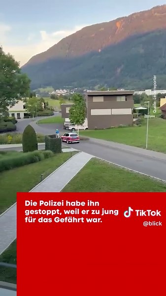 🇱🇮🚨 Ein Video sorgt in Liechtenstein für Wirbel: Eine Polizeipatrouille verfolgt mit Blaulicht einen E-Trotti-Fahrer. Plötzlich kommt es zum Sturz. Angeblich war ein Kind auf dem Roller. • #escooter #polizei #verfolgung #lichtenstein