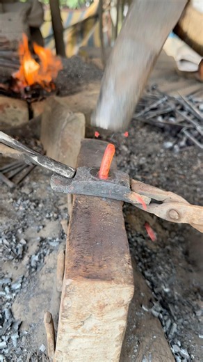 Compressing heated construction rods to generate industrial hardware spikes