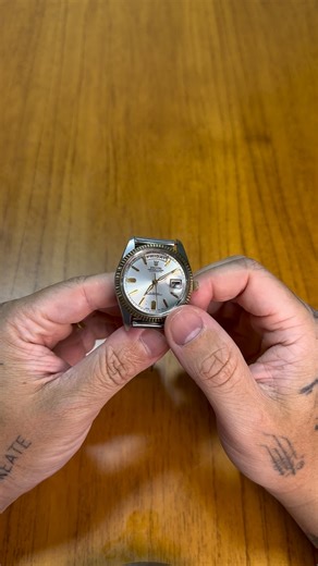 Timewatchvintage on Instagram: "👑 Ricoh Automático Vintage – Estilo Presidente Uma peça clássica da relojoaria japonesa, com estética inspirada nos modelos President, muito valorizados por colecionadores pelo equilíbrio entre elegância, presença e tradição. ✨ Detalhes da peça: • Movimento automático (sem uso de bateria) • Calendário dia e data com destaque às 12h e 3h • Mostrador claro com índices aplicados dourados • Caixa em aço com bezel canelado dourado, assinatura do estilo Presidente • De
