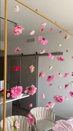 Floating flowers – the new table decor trend! ✨🌸 Try this magical setup for your next event!