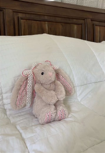 I love herrrr 🥹 @ven_hems on instagram to order 🩷 #jellycat #sewing #venhems