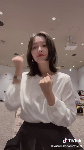 Expressive Hand Gestures in Casual Indoor Setting