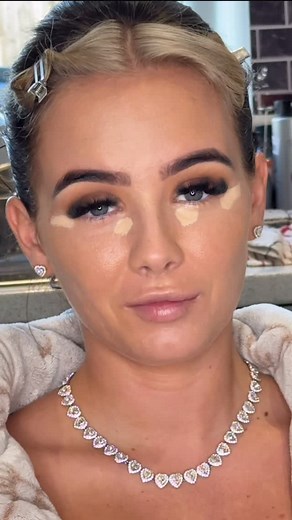 When it comes to event glam, these small changes make such a big difference! Especially in photos and under bright lighting 📸 1️⃣ Not letting your cream products sit before blending Letting your cream products (like concealer or contour) sit for a few seconds before blending helps the formula thicken slightly. This builds more coverage and helps your makeup stay put throughout the night or day! 2️⃣ Using a loose powder that leaves a white cast If you’re going to be photographed with flash, a tr