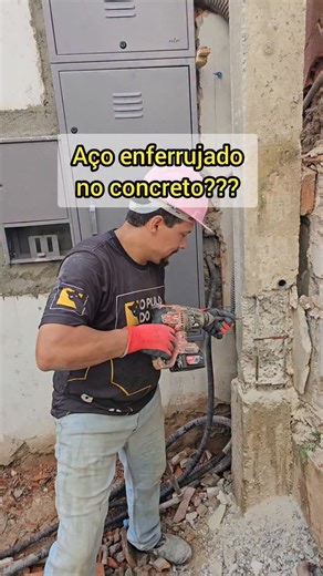 Fred Ribeiro on Instagram: "Concreto é coisa séria e precisamos ter cuidado da hora de fazer. No vídeo fica claro o quanto é necessário usar impermeabilizante no concreto pra preservar a integridade do aço das nossas estruturas. Pilar, vigas lajes e fundações precisam de hidrofugante de qualidade para garantir a longevidade das nossa edificações e dar segurança para nossas casas. #pedreiro #obra #construção #construcaocivil #reforma"