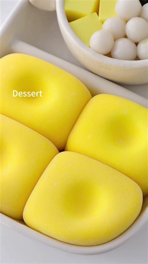 菠萝大福 菠萝冰淇淋饱饱碗｜一口沦陷的酸甜夏日 糯叽叽的外皮，裹着菠萝奶油，再配一碗冰爽饱饱碗，太满足了！ 菠萝酱酸甜开胃 糯米皮软糯拉丝 加上菠萝冰淇淋和奶冻 两种吃法，一次搞定！ --- 🍍 菠萝大福 菠萝酱 · 菠萝……300克（切碎） · 白砂糖……30克 · 柠檬汁……少许 糯米皮 · 糯米粉……120克 · 玉米淀粉……30克 · 白砂糖……25克 · 菠萝粉……5克（调色用） · 玉米油……15克 · 牛奶……200克 奶油馅 · 淡奶油……200克 · 白砂糖……20克 --- 🧊 菠萝冰淇淋饱饱碗 · 菠萝奶冻……适量 · 糯米圆子……适量（煮熟） · 珍珠圆子……适量（煮熟） · 伊利牧场黄油菠萝味雪糕……1根 · 牛奶……适量 --- 👩‍🍳 做法 1. 制作菠萝酱 · 菠萝切碎，加糖和柠檬汁，小火熬至浓稠，冷却备用。 2. 制作糯米皮 · 糯米粉、玉米淀粉、糖、菠萝粉、牛奶、玉米油混合搅匀，过筛。 · 盖保鲜膜扎孔，蒸20分钟至熟透。 · 趁热揉匀至光滑拉丝。 3. 制作奶油馅 · 淡奶油 糖打发，加入菠萝酱拌匀。 4. 组装大福 · 糯米皮擀开，挤入菠