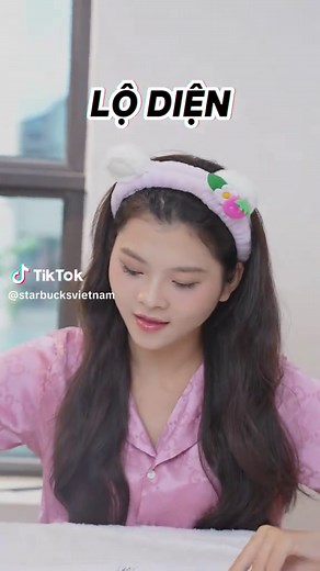 BST Charcoal Grey Glittery của Starbucks: Mùa Lễ Hội Rực Rỡ