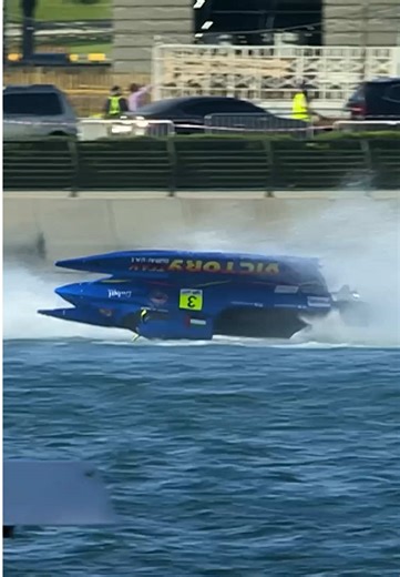 10/10 Rating 💯 🇩🇪 Die F1H2O-Meisterschaft besteht in der Regel aus insgesamt sieben Events, wobei jeweils bis zu zehn verschiedene Teams gegeneinander antreten. Vor zwei Jahren erlebte Ahmed Al Fahim eine echte Schrecksekunde, als er mit seiner Maschine eine Fassrolle hinlegte. Auch wenn sein Rennen danach beendet war, ging der Stunt in die Geschichtsbücher ein und zählte zu den spektakulärsten Szenen in der Historie der Rennserie. Alle Highlights der F1H2O-Läufe seht ihr regelmäßig auf Motor