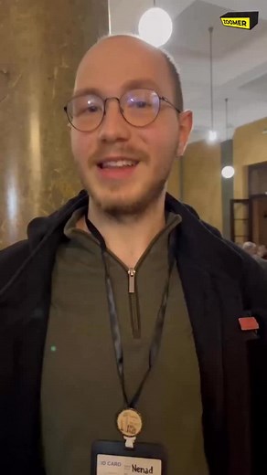 „Slobodna strana“ je praktično alternativni Sajam knjiga - festival koji su studenti napravili da pokažu kako izgleda kultura kada nije pod političkim pritiskom. Umesto standardnih sajamskih štandova i sponzorskih logotipa, hol zgrade Filološkog je postao otvoreni prostor za izdavače koji su bojkotovali zvanični Sajam, za autore koji brane slobodu govora i za publiku koja traži nezavisnu scenu, stvaralačku energiju i drugačiji glas. Knjige, debate, performansi, pozorište, muzika i humanitarna ak