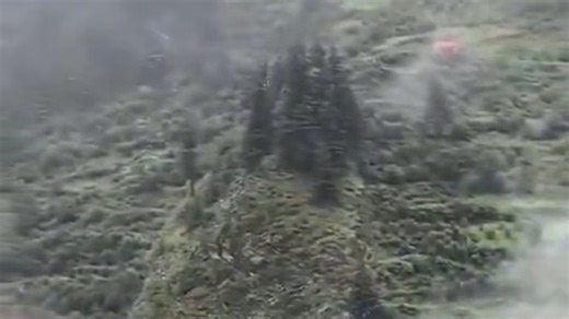 印度北阿坎德邦甘戈特里的达拉利发生泥石流，许多房屋被摧毁。现场一片尖叫声和喊叫声