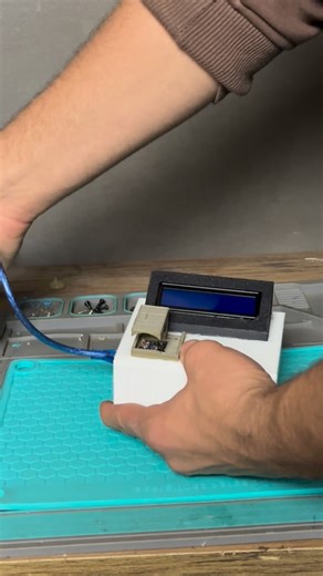 Electrical Stor on Instagram‎: "مشروع جهاز طبي لقياس نبضات القلب ونسبة الأوكسجين في الدم 🩸 يعتبر مشروعنا تجربة عملية تهدف إلى استخدام ESP32، وهو وحدة تحكم دقيقة متقدمة، جنبًا إلى جنب مع شاشة LCD تعمل عبر بروتوكول I2C وحساس MAX30100. يُستخدم هذا الحساس لقياس معدل ضربات القلب ونسبة الأكسجين في الدم، مما يجعل المشروع مثاليًا لتطبيقات الصحة واللياقة البدنية. يتيح هذا النظام للمستخدمين مراقبة بياناتهم الحيوية بشكل فعال وسهل، مما يعزز من القدرة على متابعة صحتهم. النتائج أظهر مشروعنا قدرة ESP32 على جم