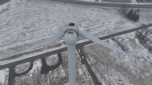 Blade of wind turbine in Findlay breaks off