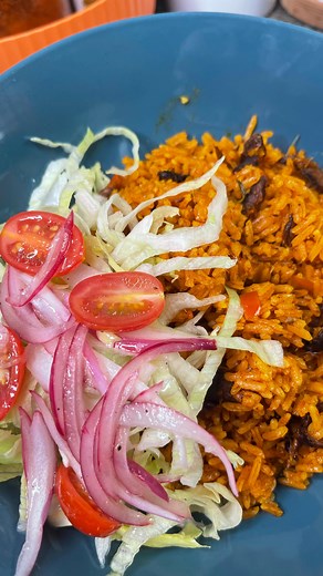 Locrio de arenque Ingredientes Arenque desmenuzado Una cucharada de ajo majado Sal y pimienta al gusto Un ramito de verdura 1/4 de ají y cebolla Tres cucharadas de aceite de vija Tres tazas de agua Tres tazas de arroz | Cocinando con Migue