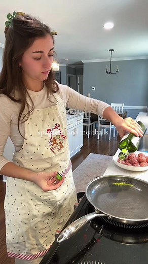 Michael specifically requested this meal, I’m always so glad when I don’t have to decide what to cook 🤌🏼 Also, what do you all think of this video style? trying to change it up a bit, let me know in the comments! 🥰 #spaghetti #meatballs #sunday #sundaylunch #foodtok