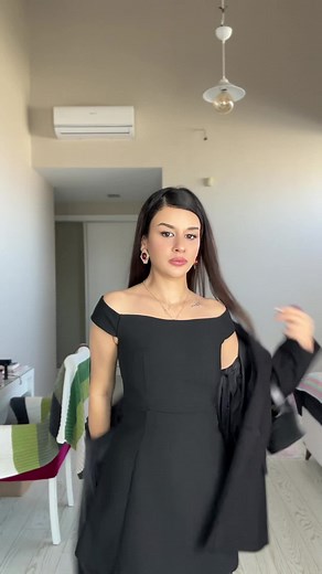 Siyah Mini Elbise ile Özel Gün Hazırlığı