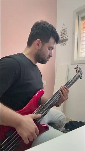 Playing 5 strings bass just 5 days (and trying to slap it) #spectorbass #basssolo #slappingbass