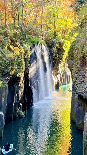 Flora Emi on Instagram: "黒川温泉♨️から 神話と伝説のまち 高千穂まで 九州の最終日は 大分→熊本→宮崎へ 高千穂峡の遊歩道を 散策後、 高千穂あまてらす鉄道🚃 日本一高い鉄橋から見る 自然の景色を堪能 その後再び 高千穂峡にて 貸切ボート🚣で 滝の下へ そして神話で 注連縄が初めて登場した 注連縄発祥の地 天岩戸神社⛩️にて 天岩戸に参拝して 熊本空港✈️から 夜に帰宅 自然の中で ゆったりと 寛がせて頂いた 数日でした🩷 #宮崎 #高千穂峡 #高千穂 #あまてらす鉄道 #天岩戸神社 #神話 #伝説 #日向 #七五三注連縄 #花のある暮らし #紅葉 #photooftheday #japan #miyazaki #takachiho #shuraim #japan #kumamoto #legend #myth"